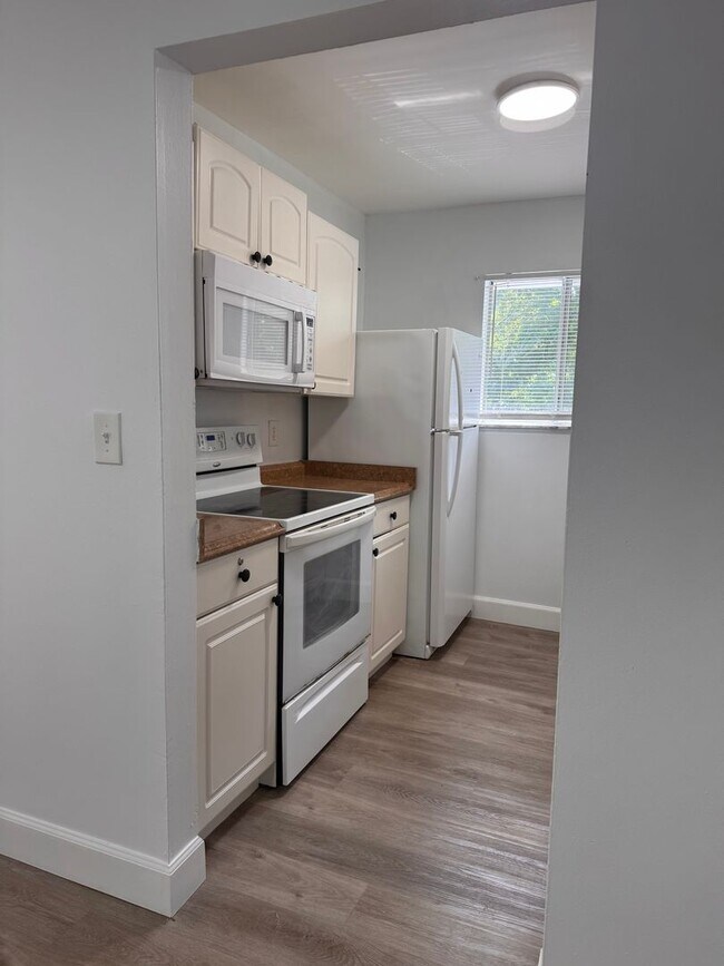 Building Photo - Private Top Floor 2 Bedroom with Balcony &...