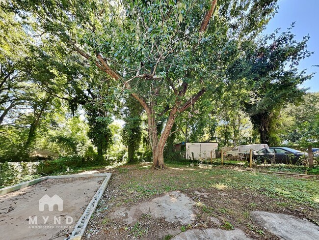 Building Photo - 977 Moreland Dr SE