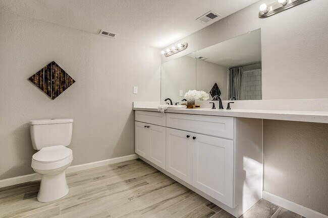 Building Photo - 351 E Thomas Rd