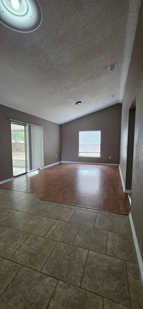 Building Photo - Spacious 3BR Home with Florida Room & Fenced Backyard