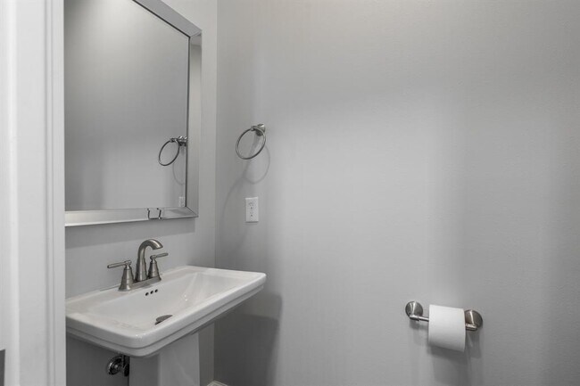 Building Photo - 312 W 28th St