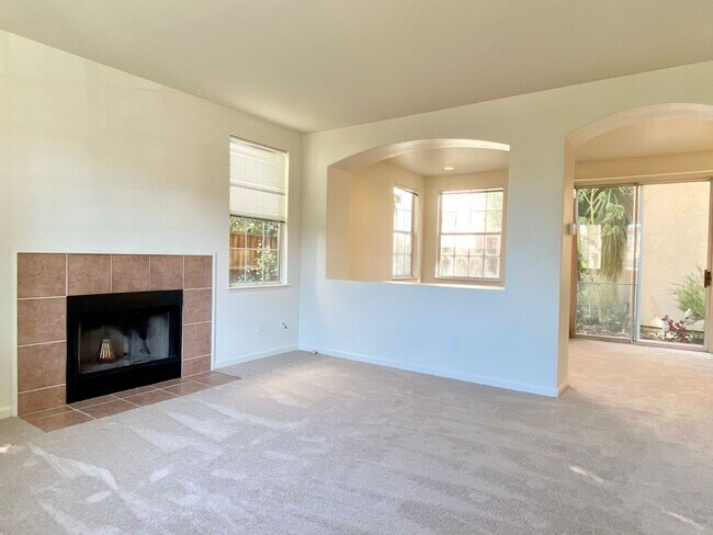 Building Photo - Fresh Interior Paint, Carpeting - Dogs und...