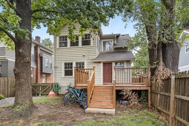 Building Photo - 2 Bed 1.5 Bath Home in the Heart of KCMO and Plaza Area
