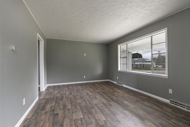 Building Photo - Newly Remodeled | 3 Bedroom | 1 Bathroom |...