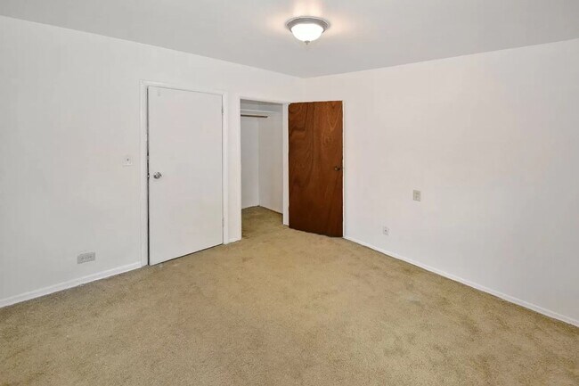 Building Photo - Inviting 4 Bed, 2 Bath in GU District!