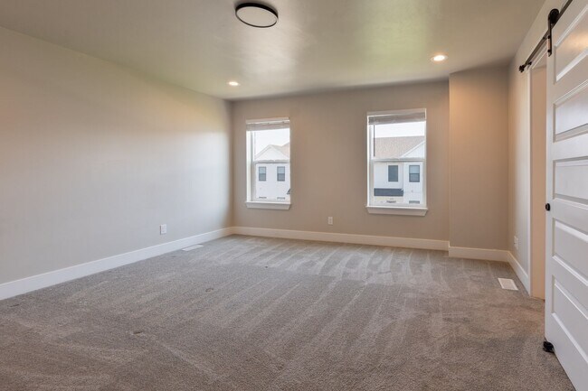 Building Photo - AMMON 3 BED 2 BATH TOWNHOME WITH 2 STALL G...