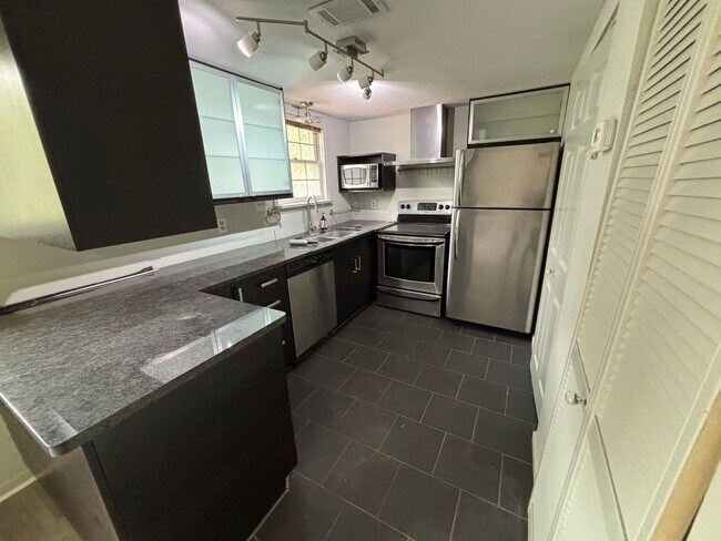 Building Photo - Beautiful 1/1 Just Minutes from Cascades P...