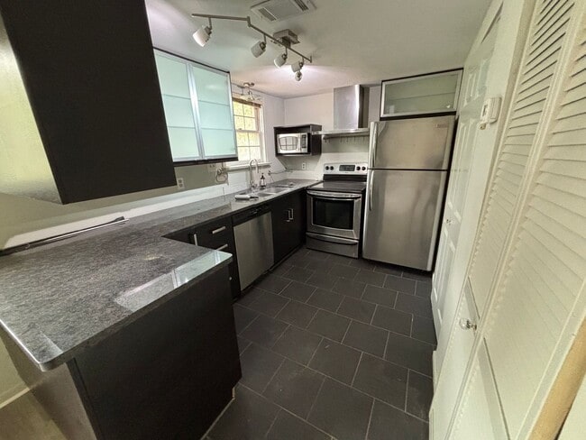 Building Photo - Beautiful 1/1 Just Minutes from Cascades Park!