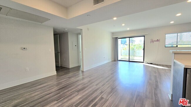 Building Photo - 5030 Rosewood Ave