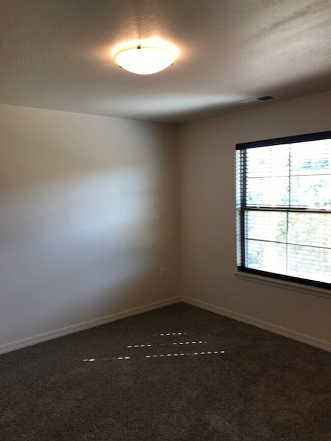 Building Photo - 3 Bedroom 2 Bath 2 Car Garage For Rent in Branson MO