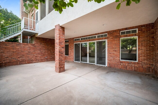 Building Photo - "Spacious 4-Bedroom, 4.5 Bathroom 4792 sq. ft. Retreat with Scenic Views and Cozy Fireplace in St...