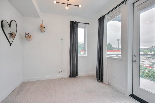 Building Photo - Stunning Modern Townhome in Sammamish!