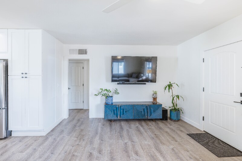 Building Photo - 1326 W Roma Ave