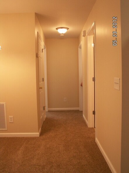 Building Photo - 7400 Courtyard Dr