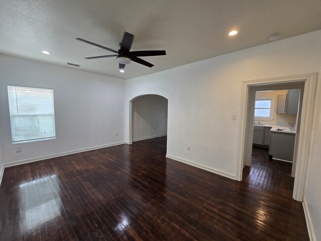 Building Photo - 809 Elmwood Dr
