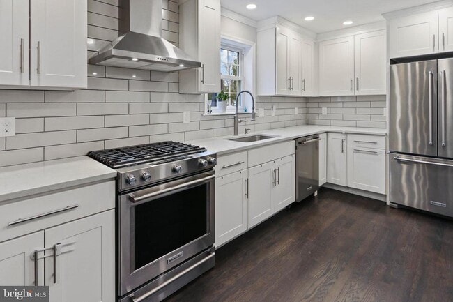 Building Photo - 10 Boulder Brook Dr