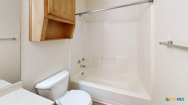 Building Photo - 204 W Truman Ave