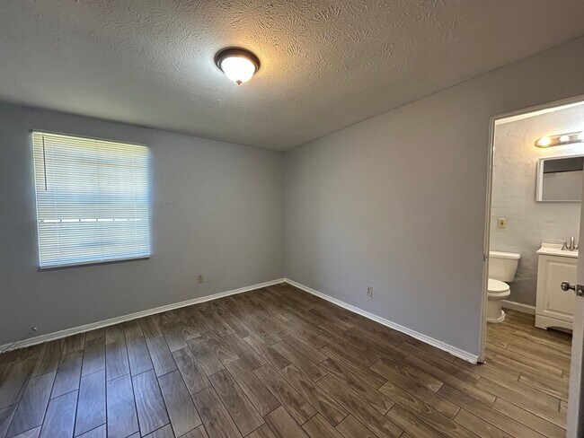 Building Photo - Phyllis Street Duplexes