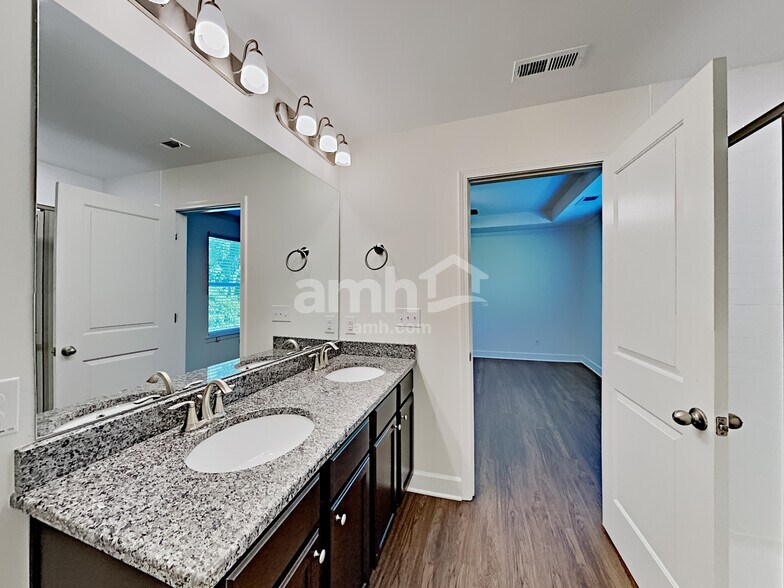 Building Photo - 4300 Longfellow Dr