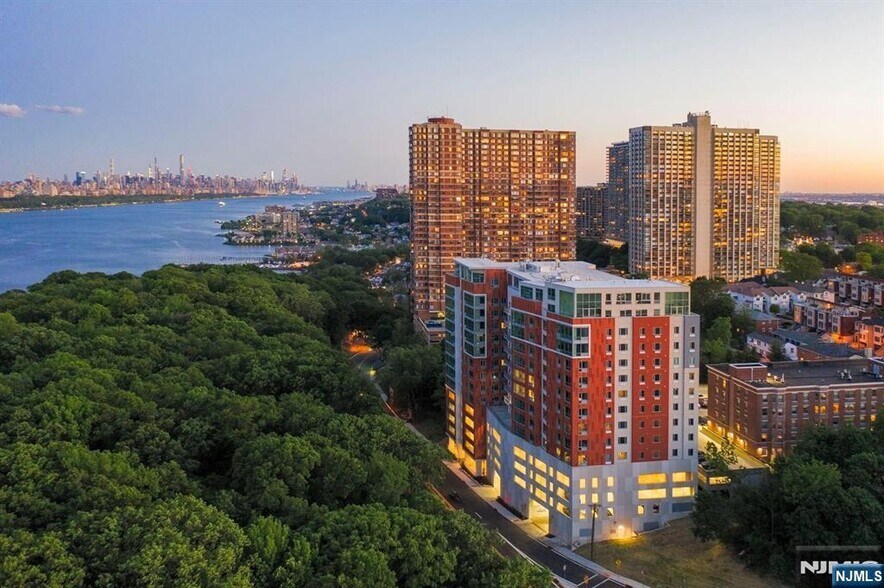 Building Photo - 69 Main St