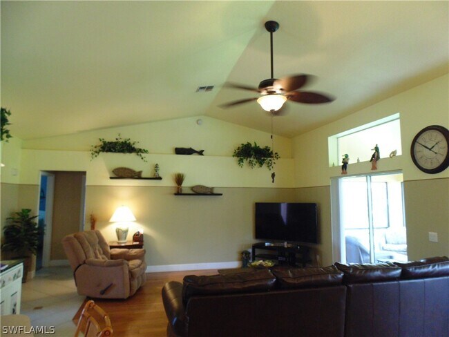 Building Photo - 4835 SW 18th Ave