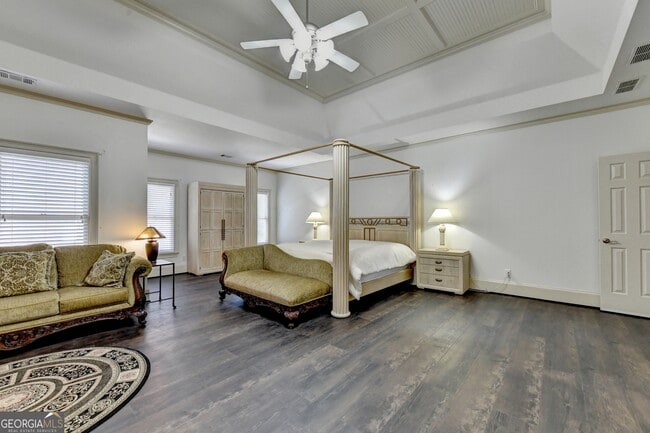 Building Photo - 8910 Pinehurst Cove