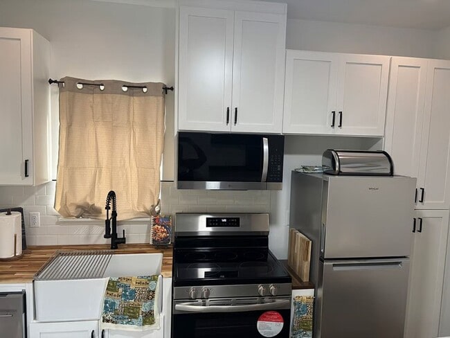 Building Photo - Charming Backyard Studio – All Utilities Included - Even WiFI