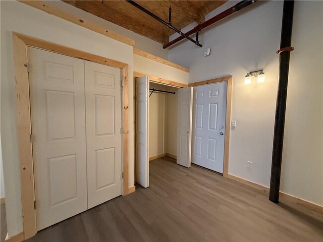 Building Photo - 327 Pine St