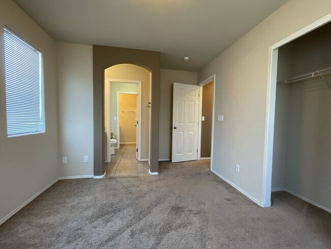 Building Photo - Spacious 3-Bedroom Home in the Northwest L...