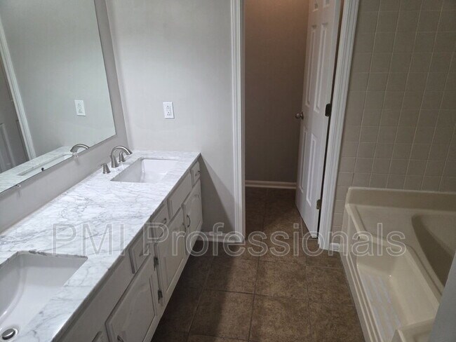 Building Photo - 2426 Bennington Dr