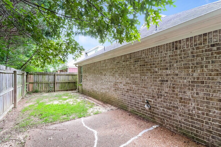 Building Photo - 6824 Kamali Ave
