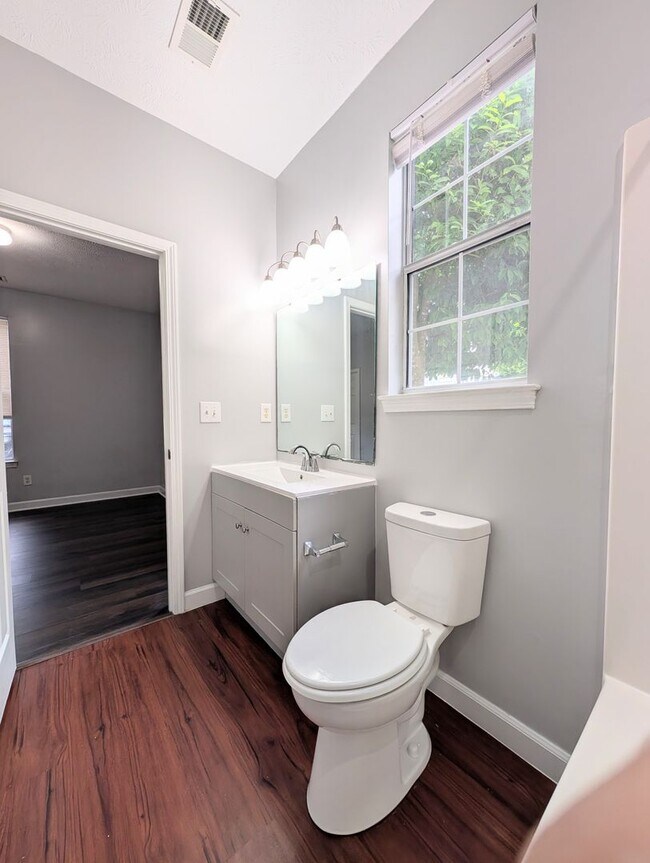 Building Photo - 484 River Oaks Dr