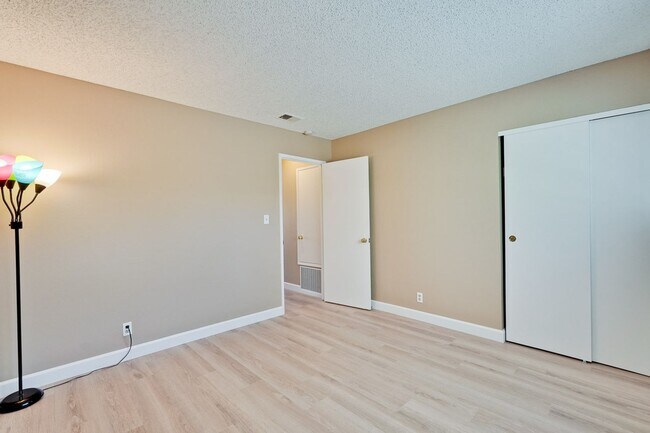 Building Photo - Remodeled 2 Bed 1 Bath Condo!