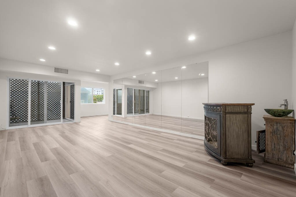 Building Photo - 423 S Rexford Dr