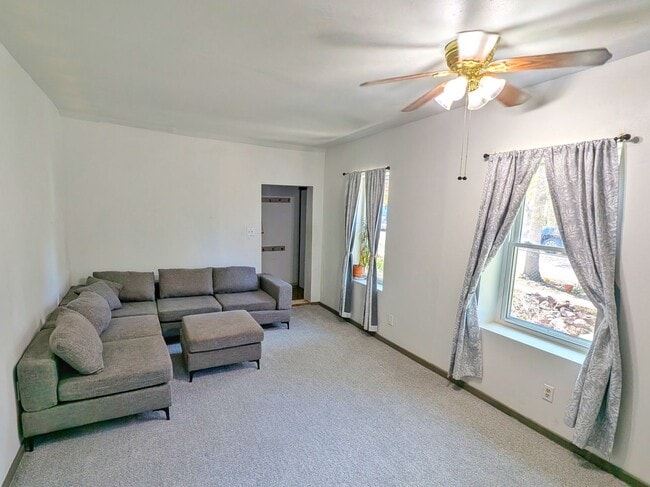 Building Photo - Adorable 2BR 1B in a Historic Neighborhood