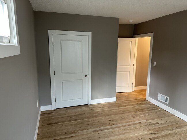 Building Photo - 234 Oak St