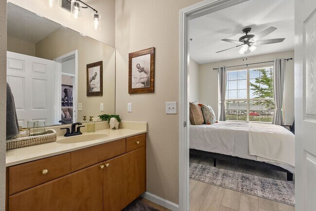 Building Photo - Midtown Village 2 Bed 2 Bath Condo! Available June 1st!