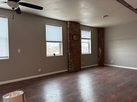 Building Photo - 132 E Maple Ave