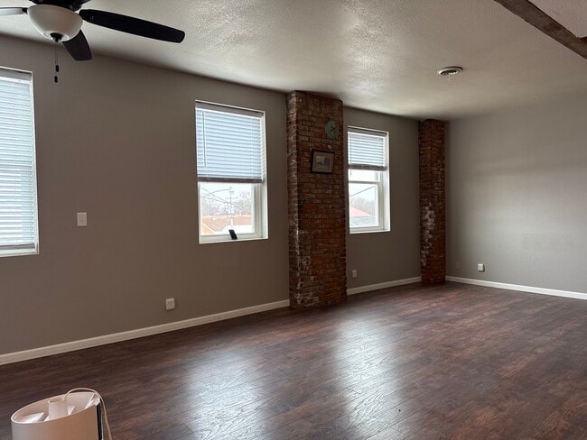 Building Photo - 132 E Maple Ave