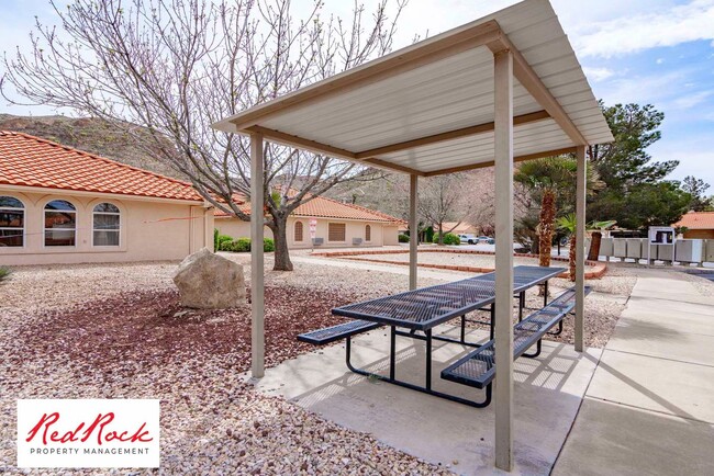 Building Photo - Dog Friendly - 3 Bedroom, 2 Bathroom Prope...