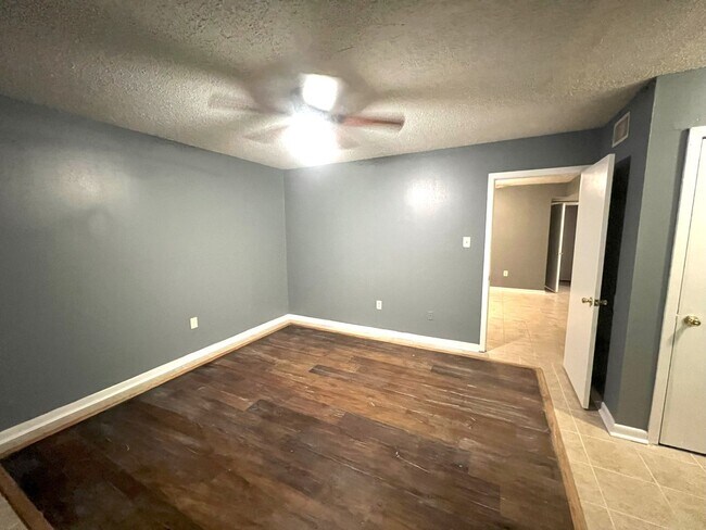 Building Photo - Move in Special!!!!!! Newly renovated 2 Be...