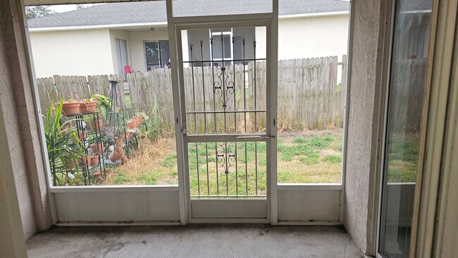 Building Photo - NICE! 3BED / 2 BATH / 1 CAR GARAGE (HALF DUPLEX)