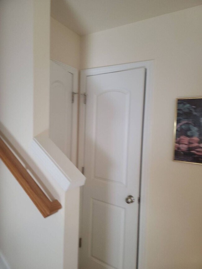 Building Photo - 3 bedroom 2.5 bath townhome in University Area