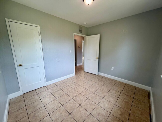 Building Photo - 704 Miller Rd