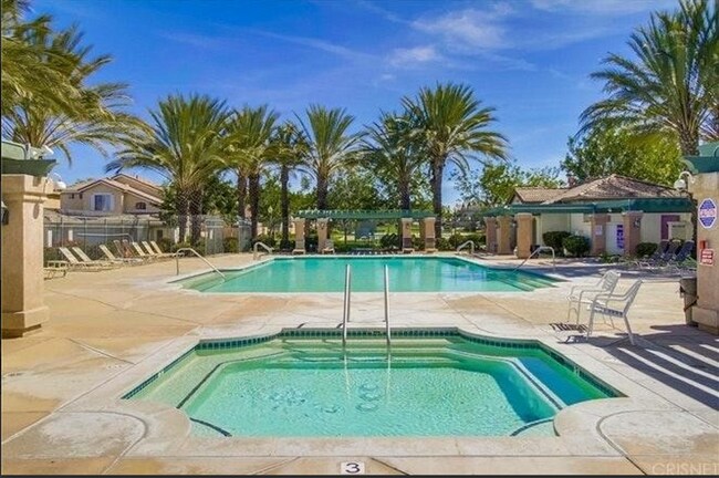 Building Photo - 3 bed, 2 1/2 bath home in desirable west Simi Valley gated community