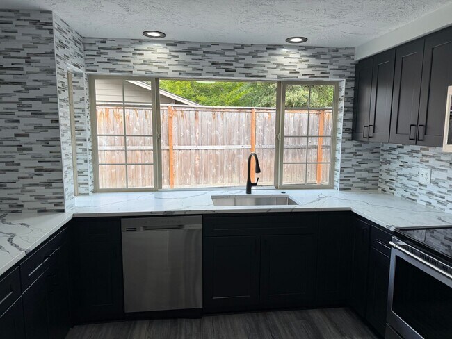 Building Photo - Beautifully updated 3 bedroom, 2 bath house in Eugene!