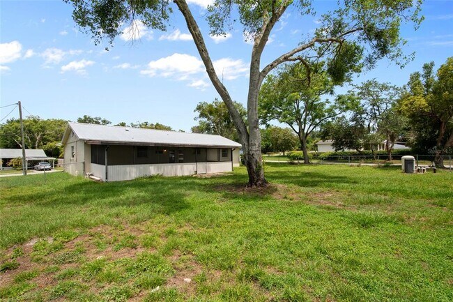 Building Photo - 111 Amigos Rd