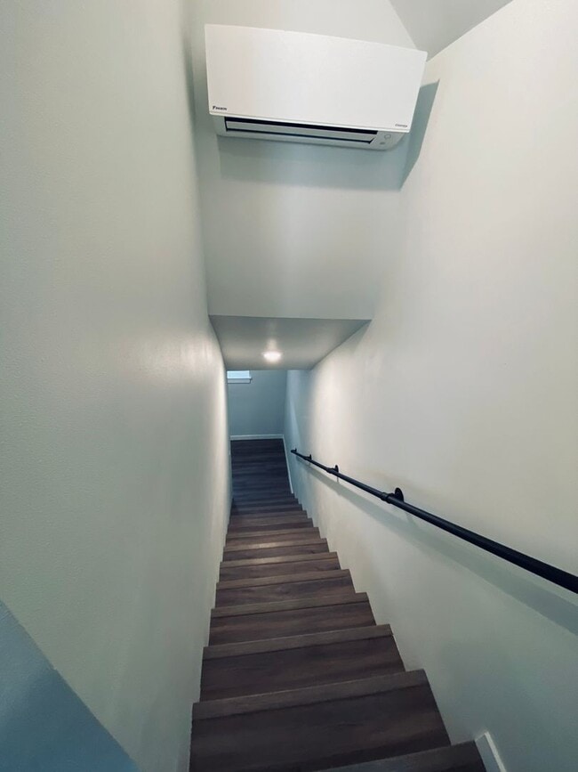 Building Photo - Newly Renovated Everett Apartment