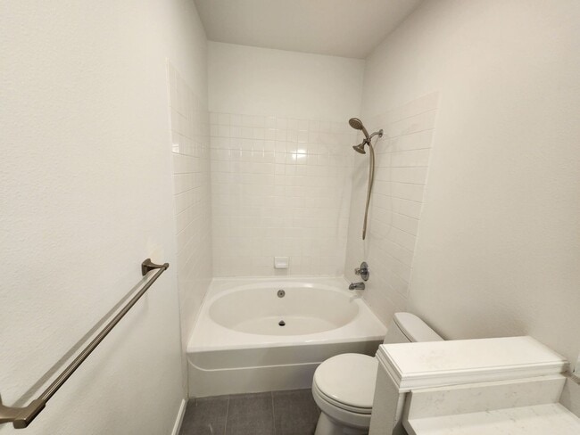 Building Photo - Renovated 3 Bedroom Condo