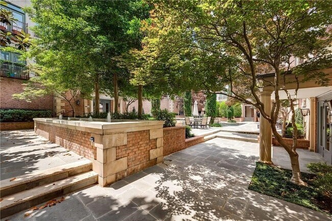 Building Photo - 2885 Woodside St